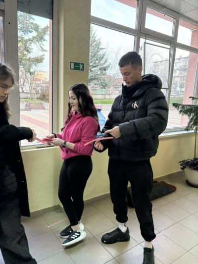 Ученици от ПГ „Иван Хаджиенов“ отбелязаха Световния ден за борба с тормоза с послание за доброта