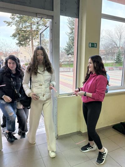 Ученици от ПГ „Иван Хаджиенов“ отбелязаха Световния ден за борба с тормоза с послание за доброта