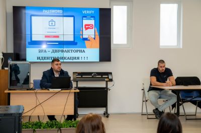 Открит урок на тема „Киберпрестъпност и безопасност в интернет“ се проведе в ПГЛПТ