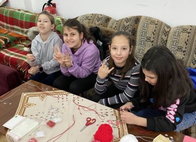 Енински дечица изработиха мартеници за възрастни самодейци / Новини от Казанлък