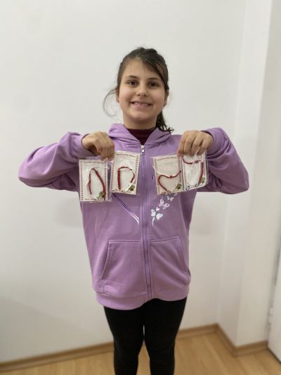 Енински дечица изработиха мартеници за възрастни самодейци