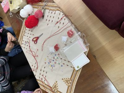 Енински дечица изработиха мартеници за възрастни самодейци