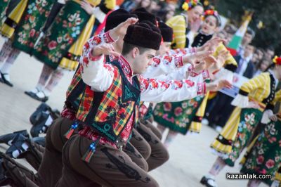 С тържествена заря-проверка на централния площад в Казанлък започнаха честванията на Националния празник на Република България