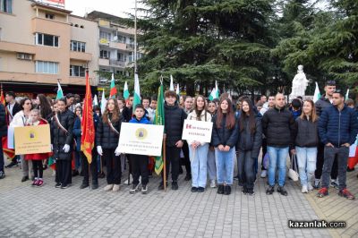 С тържествена заря-проверка на централния площад в Казанлък започнаха честванията на Националния празник на Република България