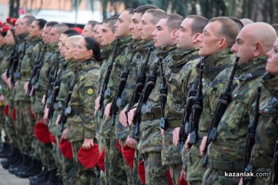 С тържествена заря-проверка на централния площад в Казанлък започнаха честванията на Националния празник на Република България