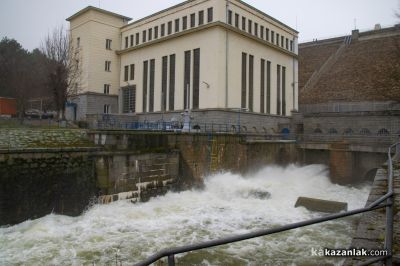 Продължава контролираното изпускане на язовир Копринка