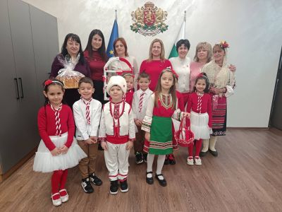 Баба Марта дойде в Общинска администрация - Павел баня  / Новини от Казанлък