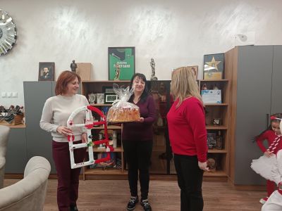 Баба Марта дойде в Общинска администрация - Павел баня 