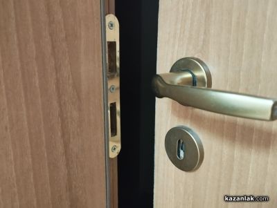 Апаши разбиха входна врата и откраднаха дрехи от жилище в Казанлък / Новини от Казанлък