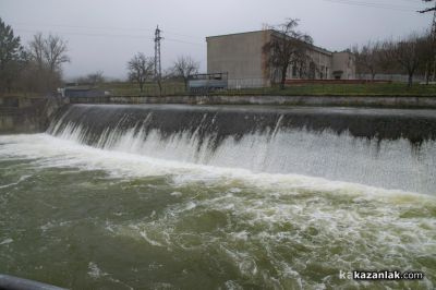 Продължава контролираното изпускане на язовир Копринка