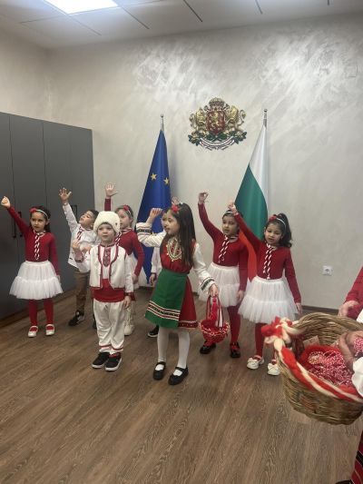 Баба Марта дойде в Общинска администрация - Павел баня 