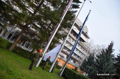 С тържествена заря-проверка на централния площад в Казанлък започнаха честванията на Националния празник на Република България