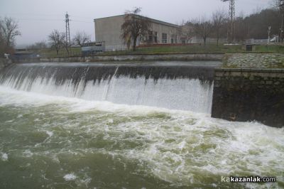 Продължава контролираното изпускане на язовир Копринка