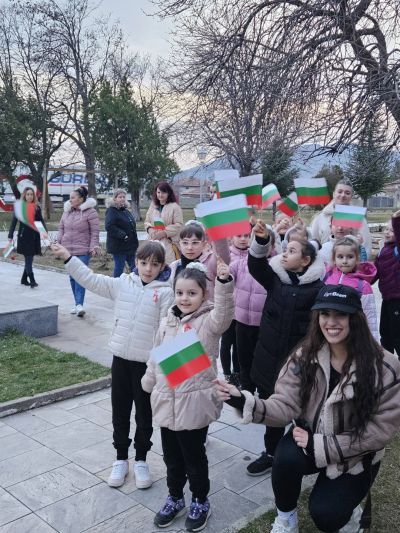 Факелно шествие в Гурково обедини поколенията в навечерието на Националния празник