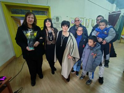 Изложба на Даниела Колева и арт ателие за деца озариха библиотека „Искра“ / Новини от Казанлък