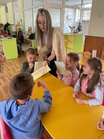 “Пролетна среща в детската градина“ осъществиха ученици от ПГЛПТ 