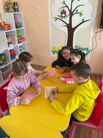 “Пролетна среща в детската градина“ осъществиха ученици от ПГЛПТ 