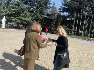 Съвместна инициатива на казанлъшките клубове Инър Уийл и Интеракт зарадва дамите за 8 март