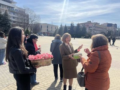 Съвместна инициатива на казанлъшките клубове Инър Уийл и Интеракт зарадва дамите за 8 март