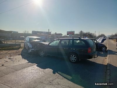 Три автомобила катастрофираха на пътя Казанлък - Овощник