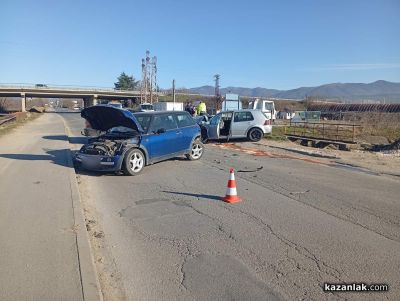 Три автомобила катастрофираха на пътя Казанлък - Овощник