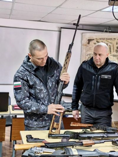 Служители от различни ведомства и структури се включиха в обучение за „Ремонт и поддръжка на въоръжението“ в ЦСПП-Казанлък