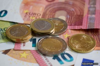 Клиент плати с фалшива банкнота от 50 евро в Казанлъшко, полицията разследва случая  / Новини от Казанлък