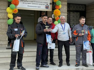 Отборът на ПГТТМ първи в „Най-добър млад водач на МПС“ / Новини от Казанлък