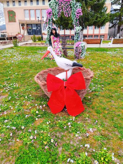 Енина посреща пролетта с празнична украса