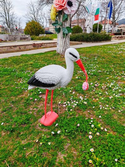 Енина посреща пролетта с празнична украса