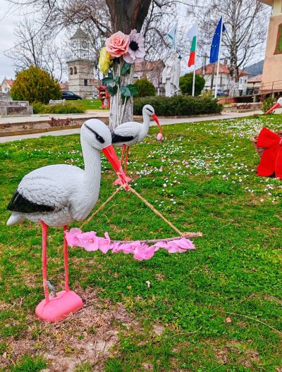 Енина посреща пролетта с празнична украса