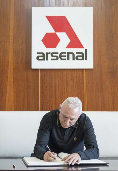 Христо Стоичков посети „Арсенал“ и мотивира младите футболисти