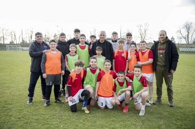 Христо Стоичков посети „Арсенал“ и мотивира младите футболисти / Новини от Казанлък