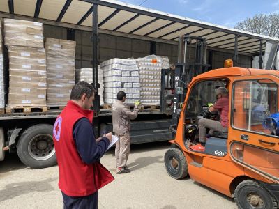 Българският Червен кръст започва раздаване на хранителни продукти в община Казанлък  / Новини от Казанлък