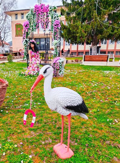 Енина посреща пролетта с празнична украса