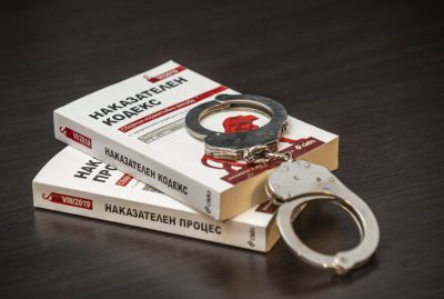 Осъдиха на 2 години и 2 месеца затвор крадла, обирала магазини в Казанлък  / Новини от Казанлък