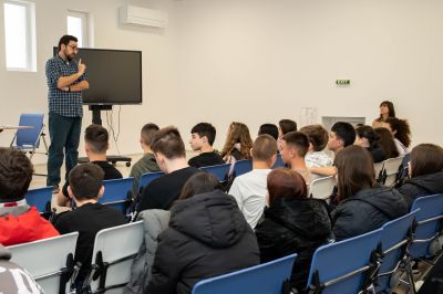 Зависимостите сред младите хора в съвременното общество – тема на специална лекция в ПГЛПТ / Новини от Казанлък