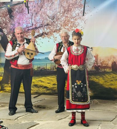 Десетки отличия и награди за ВГ „Пеещи звънчета“ на националния фолклорен конкурс „Орфеево изворче“