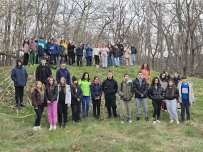 Ученици от Хуманитарната гимназия почистиха “Гората на Боряна“