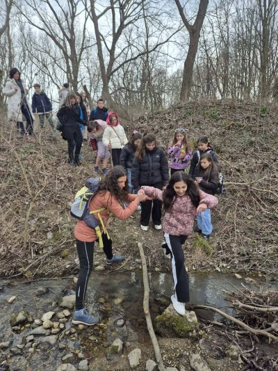 Ученици от Хуманитарната гимназия почистиха “Гората на Боряна“
