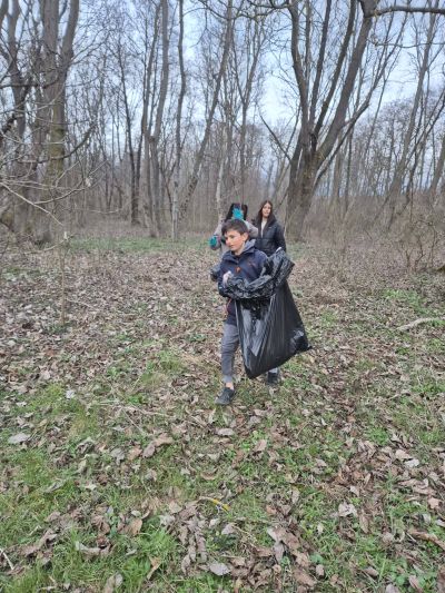 Ученици от Хуманитарната гимназия почистиха “Гората на Боряна“