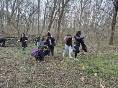 Ученици от Хуманитарната гимназия почистиха “Гората на Боряна“
