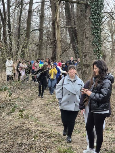 Ученици от Хуманитарната гимназия почистиха “Гората на Боряна“