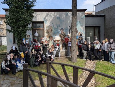 С шествие и карнавални маски ученици от художественото училище откриха 32-рите Чудомирови празници