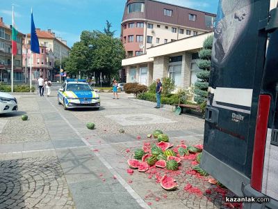 8 месеца условна присъда и отнета книжка за жената, вилняла пред община Казанлък / Новини от Казанлък