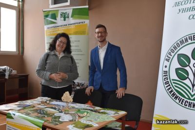 Второ издание на „Панорама на висшето образование“ в Казанлък привлече стотици ученици 