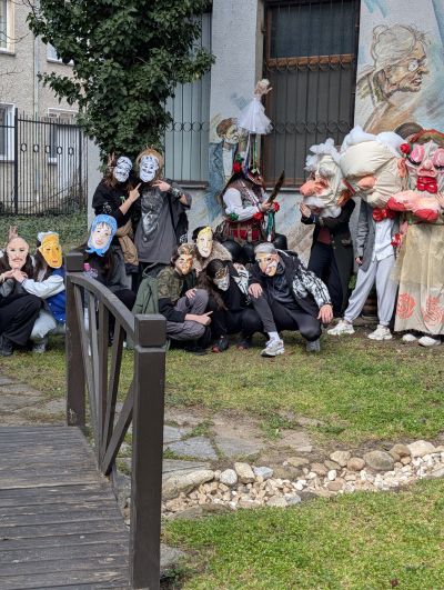 С шествие и карнавални маски ученици от художественото училище откриха 32-рите Чудомирови празници