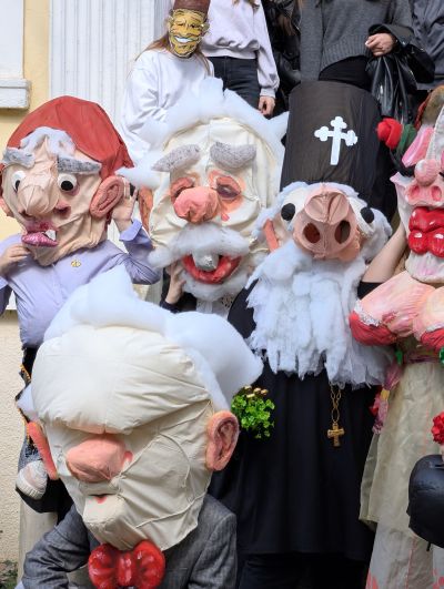 С шествие и карнавални маски ученици от художественото училище откриха 32-рите Чудомирови празници