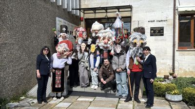 С шествие и карнавални маски ученици от художественото училище откриха 32-рите Чудомирови празници / Новини от Казанлък