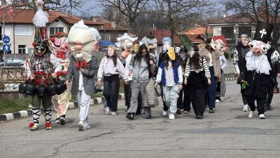 С шествие и карнавални маски ученици от художественото училище откриха 32-рите Чудомирови празници